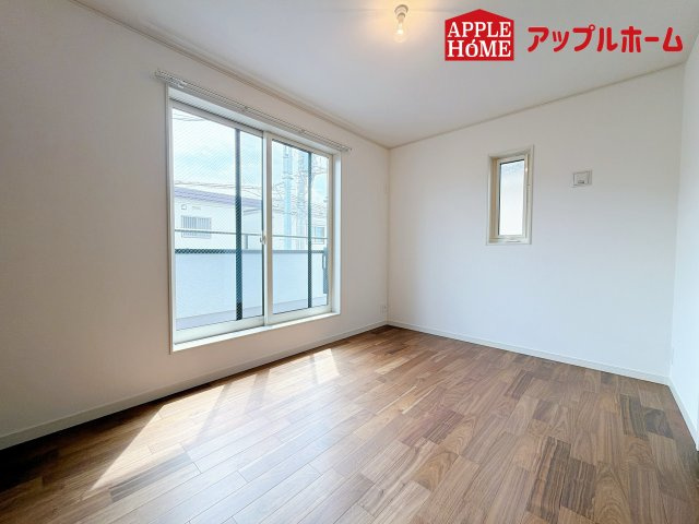 さいたま市北区日進2丁目の洋室|窓からの光の差し込みは生活を温かく包みます。