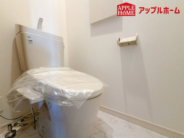 さいたま市北区日進2丁目のトイレ|温水洗浄器付き便座を標準装備してます♪窓付きで明るく、快適空間となっております。毎日使う場所だからこその配慮です。