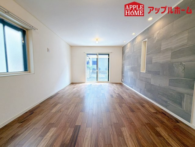 さいたま市北区日進2丁目の居間・リビング|大きな窓のあるリビングは、陽光あふれる明るい空間です。居心地良く、ご家族皆がゆったり寛げる憩いの空間となりそうです。