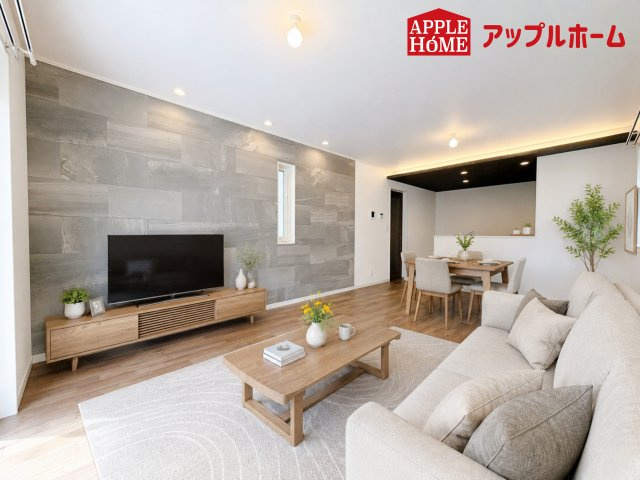 さいたま市北区日進2丁目の居間・リビング|人気の対面式キッチンで会話も弾みます！お食事の準備をしながらでもご家族とのコミュニケーションを楽しめますね♪
※家具はCGです