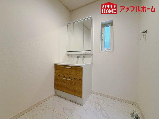 さいたま市北区日進2丁目の独立洗面台|三面鏡付きの洗面化粧台ですので、たっぷりと収納いただけます。白を基調とした清潔感のある快適空間です。毎日の身支度も気持ち良くお使い頂けます！！