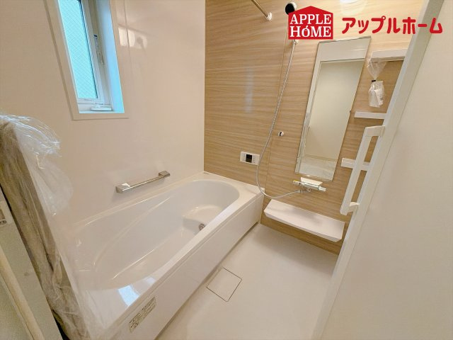 さいたま市北区日進2丁目の浴室|窓付きのバスルームは、採光もあり明るく気持ちの良い空間です。窓があることで、換気環境も良好。掃除もスムーズに出来ます