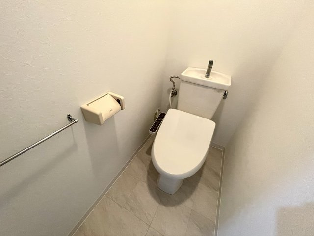 シンプルで使いやすいトイレです♪