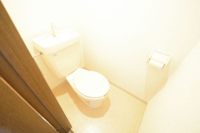 コンパクトで使いやすいトイレです♪