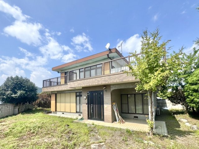 【中古戸建】桐生市川内町2丁目の外観|■外観｜住宅街の中でも圧迫感が少なく、のびのびとした暮らしが叶う立地となっています♪