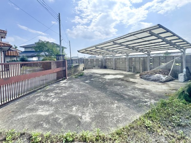 【中古戸建】桐生市川内町2丁目の駐車場|■駐車スペース｜ご自身やご家族・友人の愛車もしっかり守れるカーポート付き♪雨や雹も安心です！