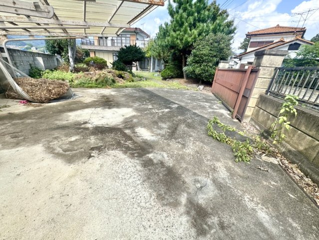 【中古戸建】桐生市川内町2丁目の外観|■外観｜道路から離れたお庭なので小さいお子様が遊んでいても車の心配いらずで安心です♪