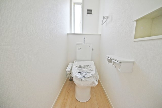 クレイドルガーデン鳥飼西3丁目新築一戸建て│3LDK＋駐車3台可のトイレ|温水洗浄便座付きで、毎日快適にお使いいただけます。