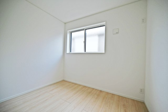 クレイドルガーデン鳥飼西3丁目新築一戸建て│3LDK＋駐車3台可の洋室|洋室約5帖①
シンプルな内装でまとめられた洋室は、お好みの家具やインテリアが映える空間です。
