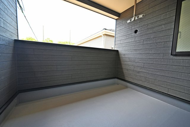 クレイドルガーデン鳥飼西3丁目新築一戸建て│3LDK＋駐車3台可のバルコニー|プライバシーに配慮されたバルコニーで、安心してくつろげる空間となっています。