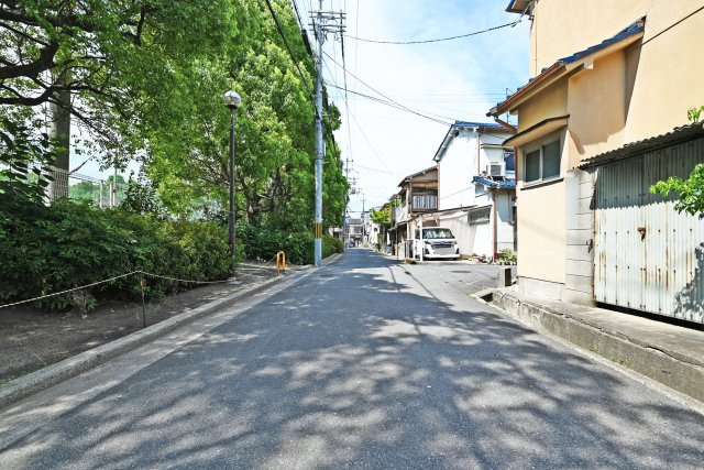 クレイドルガーデン鳥飼西3丁目新築一戸建て│3LDK＋駐車3台可の周辺|近隣に小・中学校が揃っており、お子さまの毎日の通学も安心です。通学時間の負担を軽減できるため、子育て世帯にも嬉しい住環境です。