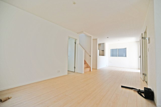 クレイドルガーデン鳥飼西3丁目新築一戸建て│3LDK＋駐車3台可の居間・リビング|LDK約22.5帖
ゆとりある広さを活かし、ご家族でのくつろぎ時間からご友人を招いてのホームパーティまで幅広くお使いいただけます。