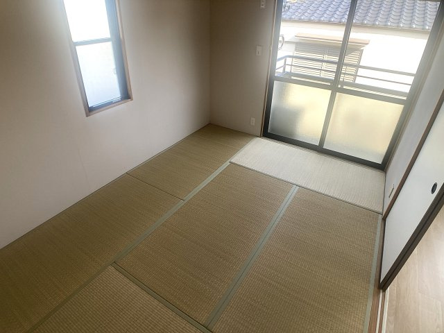 ユートピア20B棟の内装|和室も明るく、2面採光です