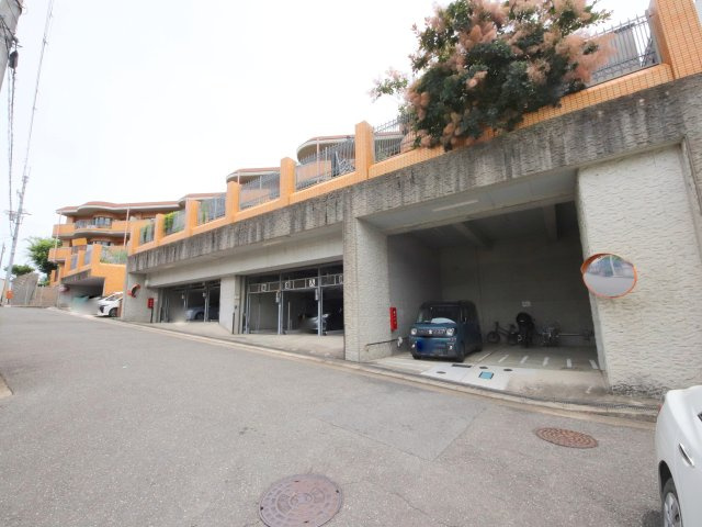 生駒市俵口町の賃貸マンションの駐車場