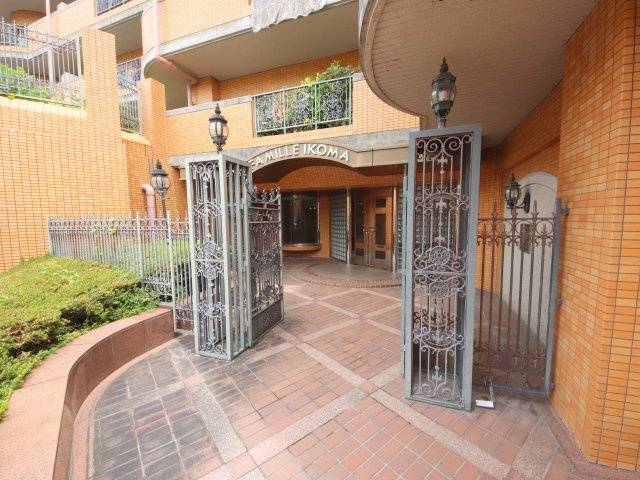 生駒市俵口町の賃貸マンションのエントランス