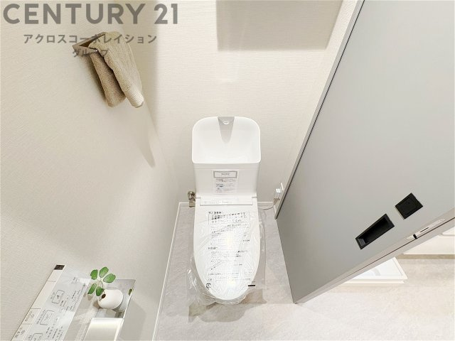 温水洗浄便座付トイレは温水洗浄機能により、暖かい水でおしりを洗浄することができ、冷たい水を使う従来の便座に比べ、温水洗浄機能で暖かいトイレを提供し、快適な使用を可能にします。