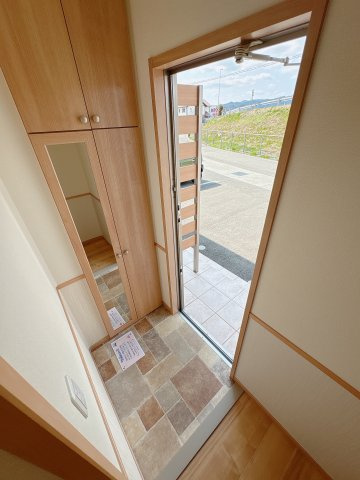 カーサ・デルソーレKHK　B棟の玄関|※別部屋参照