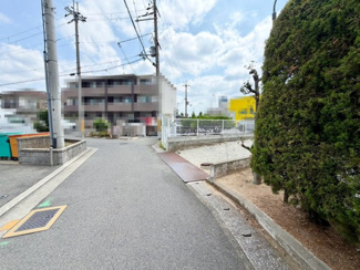 【前面道路含む現地写真】 | 土地面積約４１．４４坪！南北の両面道路ですよ♪