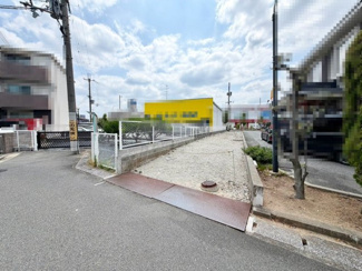 【前面道路含む現地写真】 | 現況更地ですので、すぐに建築工事ができますね♪
