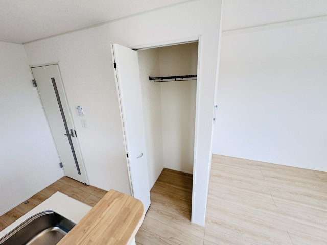 柏市塚崎新築戸建（塚崎第21）のキッチン|キッチン横・パントリースペース