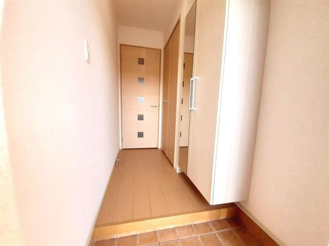 ネオガーデン朽網東Ⅱの玄関|収納もある玄関です