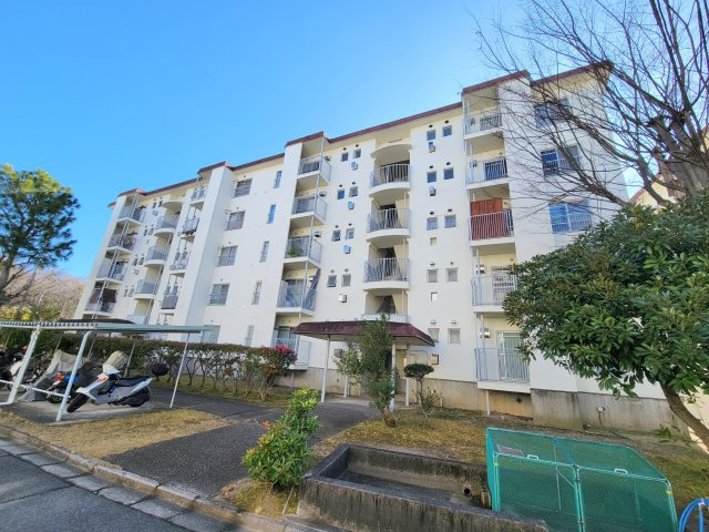近鉄東生駒ガーデンハイツ M棟の外観