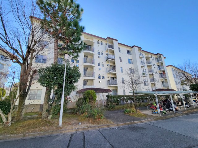 近鉄東生駒ガーデンハイツ M棟の外観