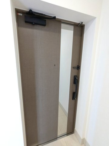 BRANSIESTA上野の設備|玄関に姿見鏡付、ディンプルキーのダブルロックセキュリティです