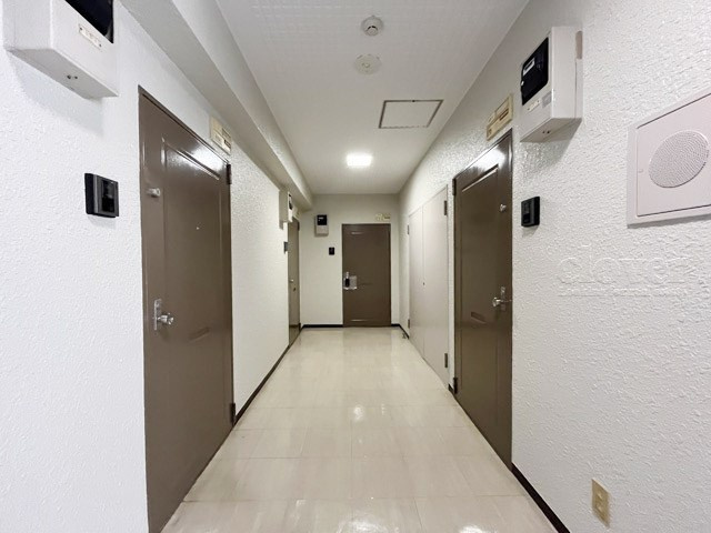 【その他共用部分】 | 秀和第2東陽町レジデンス | 共用廊下です。ここもきれいに清掃されています。周囲のお部屋の様子も、ぜひ伺ってみてください。～即日のご見学可能～　お問合せはお気軽にどうぞ。
