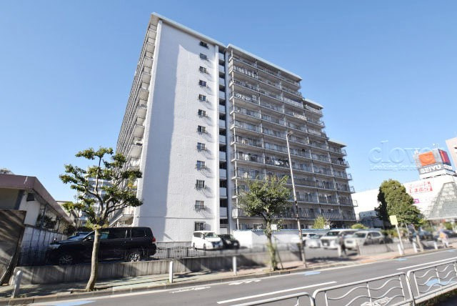 【外観パース】 | 秀和第2東陽町レジデンス | 手入れの行き届いた外壁やエントランスなど、「見ればわかる」レベルで清潔感を保ったマンションです。築年数を感じさせない姿で皆様をお出迎えします。～即日のご見学可能～　お問合せはお気軽にどうぞ。
