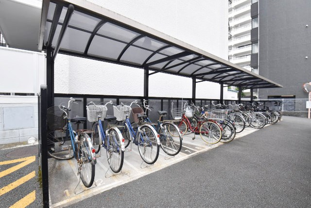 【駐輪場】 | 秀和第2東陽町レジデンス | 自転車置き場。マンションの共用部にあたります。空きの有無や駐輪料金、各戸の台数制限などについては、改めてお問い合わせください。～即日のご見学可能～　お問合せはお気軽にどうぞ。

