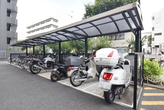 【駐車場】 | 秀和第2東陽町レジデンス | バイク置き場。空き区画の有無や駐輪料金、サイズおよび排気量規定などについては、改めてお問い合わせください。～即日のご見学可能～　お問合せはお気軽にどうぞ。
