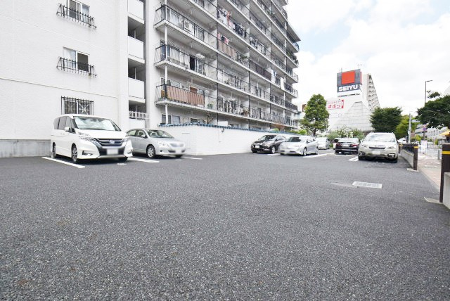 【駐車場】 | 秀和第2東陽町レジデンス | マンションの駐車場スペース。空きの有無や駐車料金、サイズ規定などについては、改めてお問い合わせください。～即日のご見学可能～　お問合せはお気軽にどうぞ。
