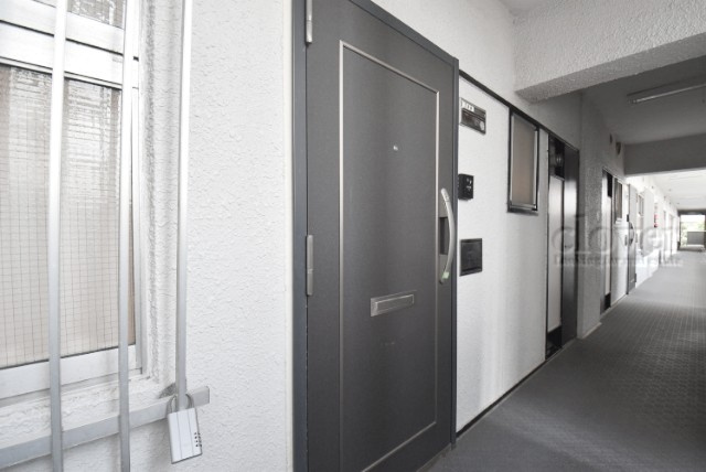 【その他共用部分】 | 秀和第2東陽町レジデンス | 皆様をお迎えする、お部屋の玄関ドア。開けやすさや開放角度、ドアノブの操作しやすさや鍵の形状などを、現地で一度ご確認ください。～即日のご見学可能～　お問合せはお気軽にどうぞ。
