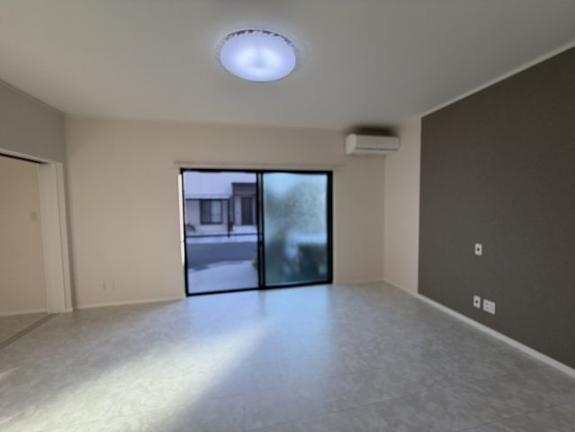 泉佐野市羽倉崎上町3丁目戸建の居間・リビング|電動シャッター