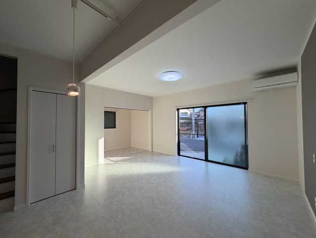 泉佐野市羽倉崎上町3丁目戸建の居間・リビング|床暖房付