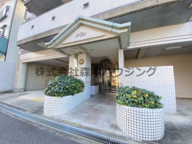 【エントランス】 | 　リベラルマンション | エントランスです