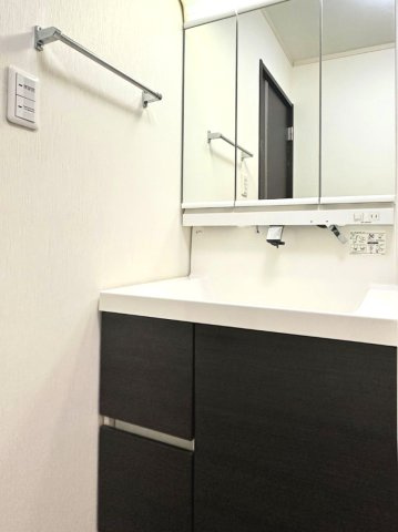 新在家南町2丁目の独立洗面台|使いやすさが考えられた3面鏡です。シャワー付水栓で洗面台でのシャンプーや毎日の掃除に大変便利です