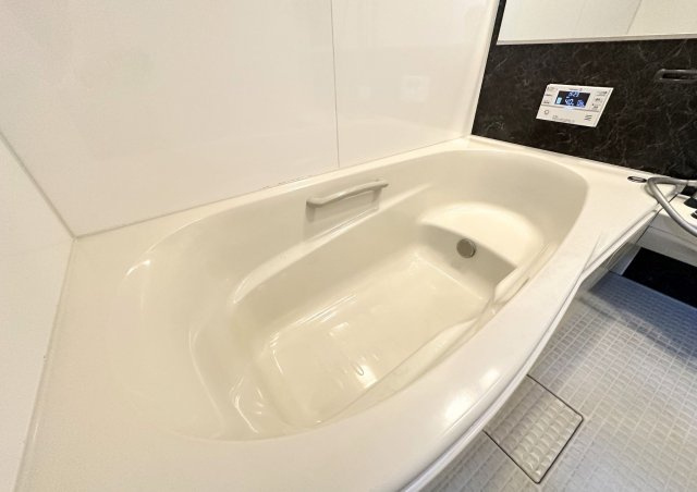 新在家南町2丁目の浴室|足を延ばしてゆったり。洗剤や水アカですぐ汚れてしまう浴室もスポンジひとつでぐるりと掃除が完了するこだわりです。
