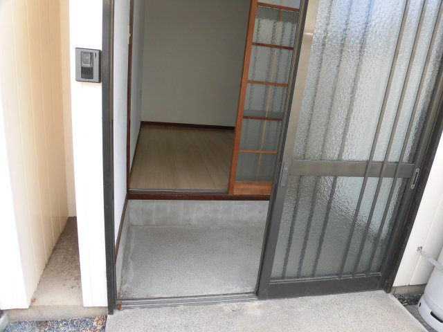 フラットハウスの玄関