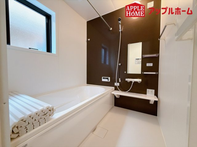 さいたま市北区別所町1期の浴室|窓付きのバスルームは、採光もあり明るく気持ちの良い空間です。窓があることで、換気環境も良好。掃除もスムーズに出来ます