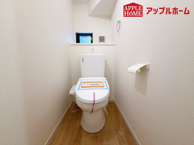 さいたま市北区別所町1期のトイレ|温水洗浄器付き便座を標準装備してます♪窓付きで明るく、快適空間となっております。毎日使う場所だからこその配慮です。