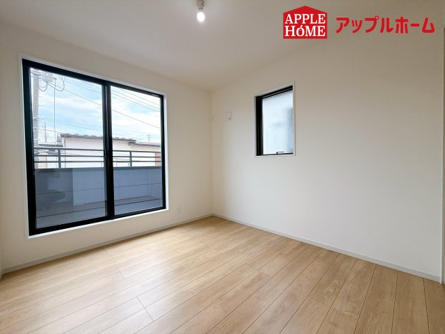 さいたま市北区別所町1期の洋室|充分な広さの収納を備え、風通しも良く、大変居心地の良い採光良好な洋室は、快適空間。プライベートの時間もゆったりお寛ぎ頂けそうですね！