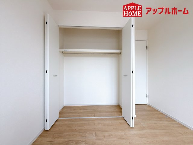 さいたま市北区別所町1期の収納|クローゼット付きの洋室は、収納スペースが豊富で部屋全体がすっきりと片付きやすいのが特徴です。衣類や荷物を整理しやすく、生活感を抑えた洗練された空間を保てます。