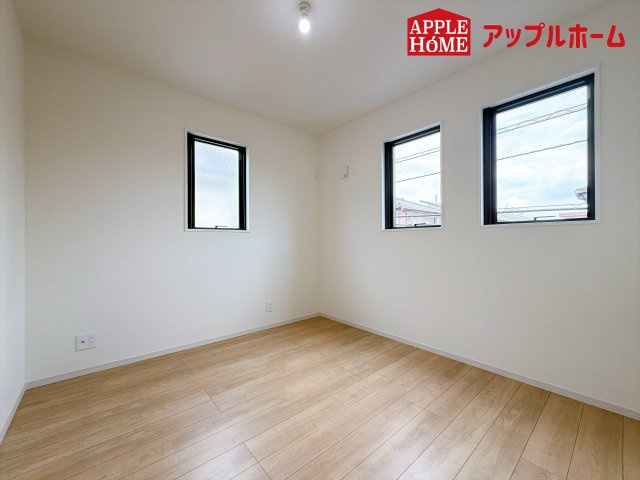 さいたま市北区別所町1期の洋室|充分な広さの収納を備え、風通しも良く、大変居心地の良い採光良好な洋室は、快適空間。プライベートの時間もゆったりお寛ぎ頂けそうですね！