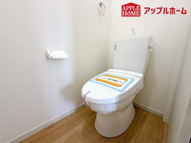 さいたま市北区別所町1期のトイレ|温水洗浄器付き便座を標準装備してます♪窓付きで明るく、快適空間となっております。毎日使う場所だからこその配慮です。