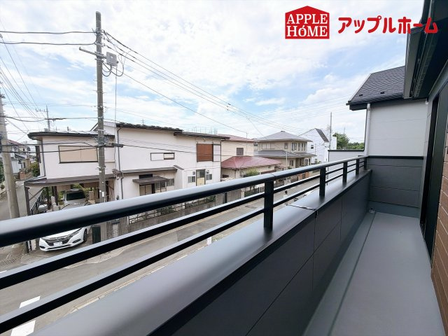 さいたま市北区別所町1期のバルコニー|奥行を広めに取ったバルコニー♪家族分の洗濯物もしっかり干せます。日当たりも良く、毎日のお洗濯が楽しくなりそう♪