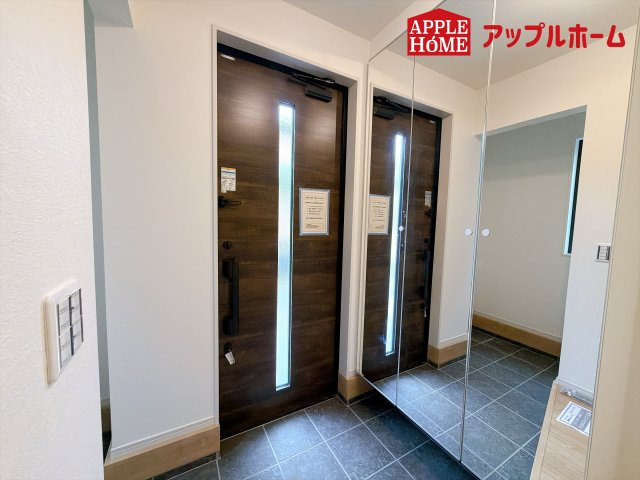 さいたま市北区別所町1期の玄関|明るくて清潔感溢れる玄関。便利な姿見鏡＆下駄箱収納付きです♪散らかりがちな玄関もすっきりと片付きます。