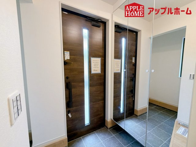さいたま市北区別所町1期の玄関|明るくて清潔感溢れる玄関。便利な姿見鏡＆下駄箱収納付きです♪散らかりがちな玄関もすっきりと片付きます。