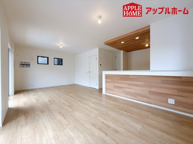 さいたま市北区別所町1期の居間・リビング|人気の対面式キッチンで会話も弾みます！お食事の準備をしながらでもご家族とのコミュニケーションを楽しめますね♪